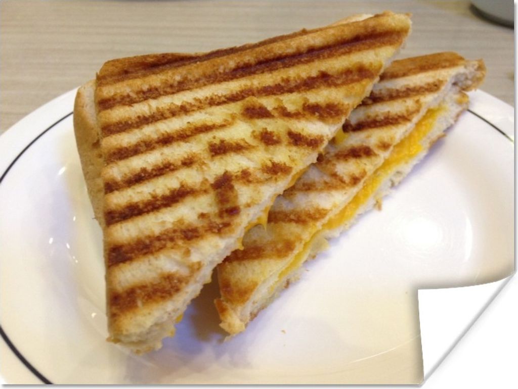 MuchoWow Poster Getoastetes Käsesandwich auf weißem Teller 40x30 cm - Plakate für die Wände - Poster Wohnzimmer