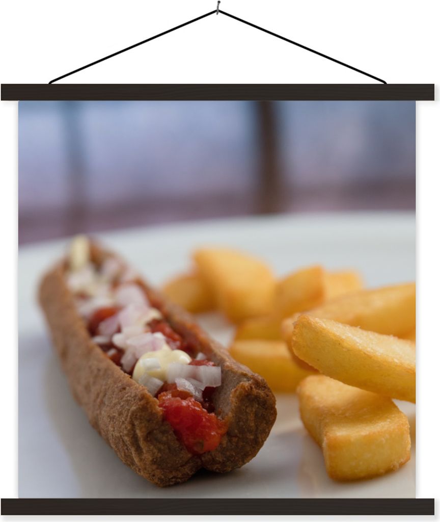 MuchoWow Textilposter Leckeres Frikandel-Spezial mit Pommes frites 120x120 cm mit schwarzem Rahmen - Aufhängungsset