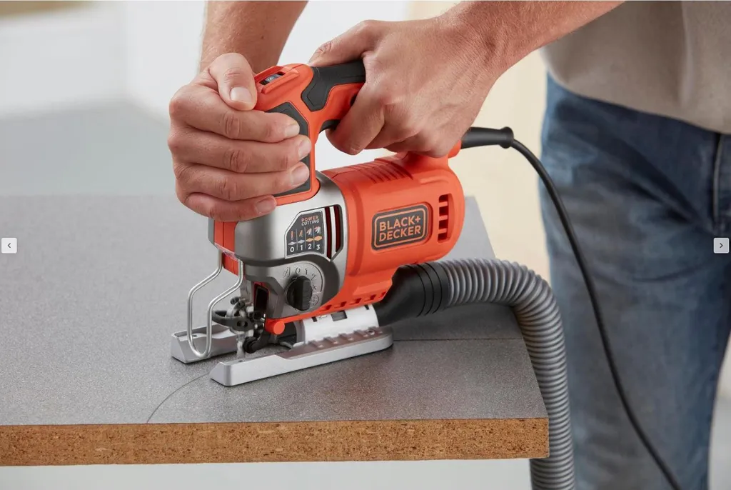 Scie sauteuse pendulaire 650W BLACK+DECKER : Coupe rapide et précise