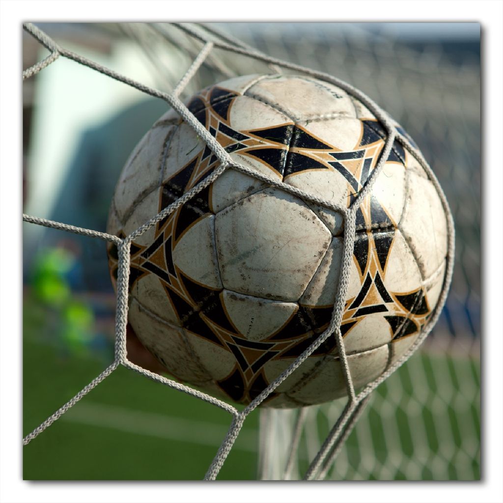 Wallario selbstklebende Möbelfolie/ Tischdecke für Innen und Außen, Größe: 70 x 70 cm - Fußball - Ball im Tor - Bolzplatz