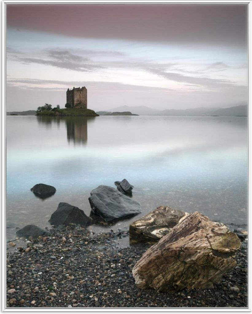 Wallario Wandbild Schloss in Schottland, Größe: 40,30 x 50,30 cm, Poster mit weißem Aluminiumrahmen