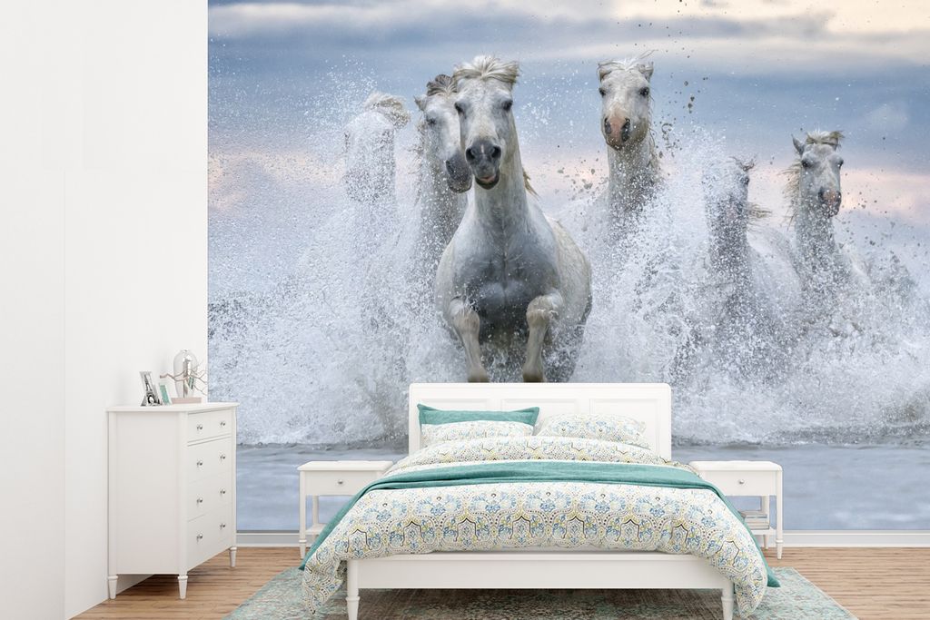 MuchoWow Fototapete für Wohnzimmer oder Schlafzimmer Wandtapete Vinyl Motivtapete Eine Herde weißer Pferde galoppiert durch das Wasser in der C...