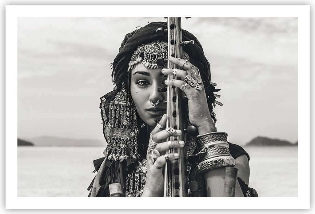 Poster - Poster ohne Rahmen - Frau ethnisch Schmuck - 91,5x61 cm - Wand Bild - Wanddeko - Wandbilder - Kunstposter - Wandposter - Bilder - Kunstdru...