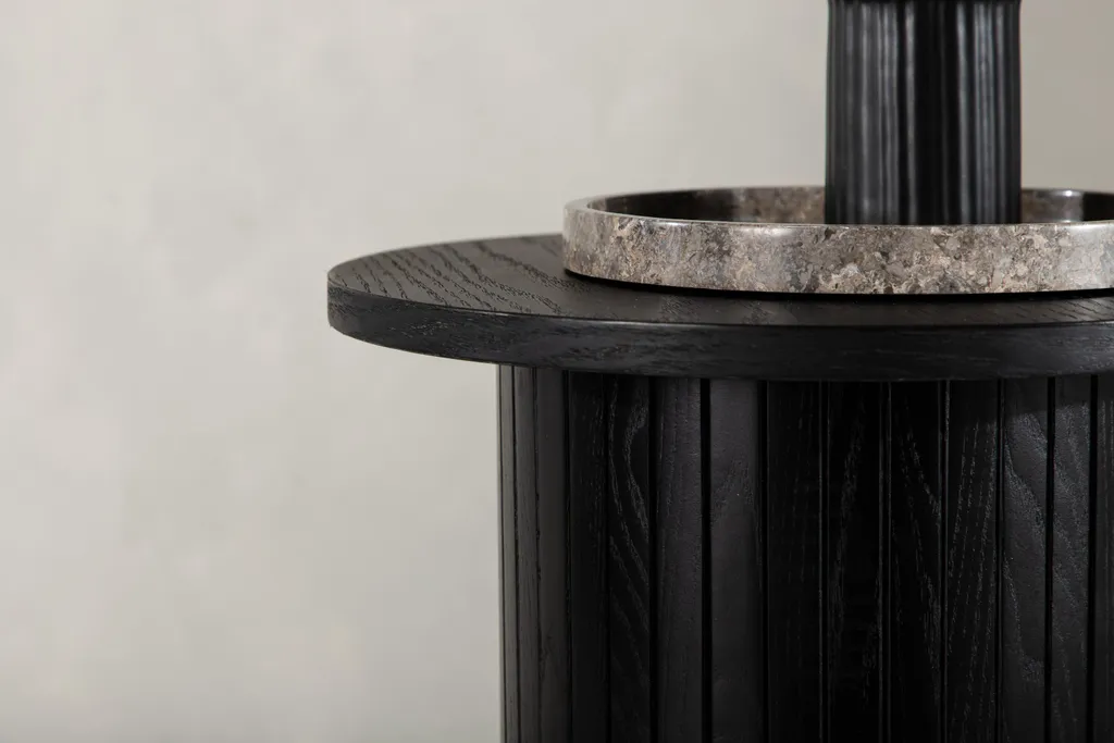 Table d'angle Bianca noire ⌀40cm pour meubler les petits coins