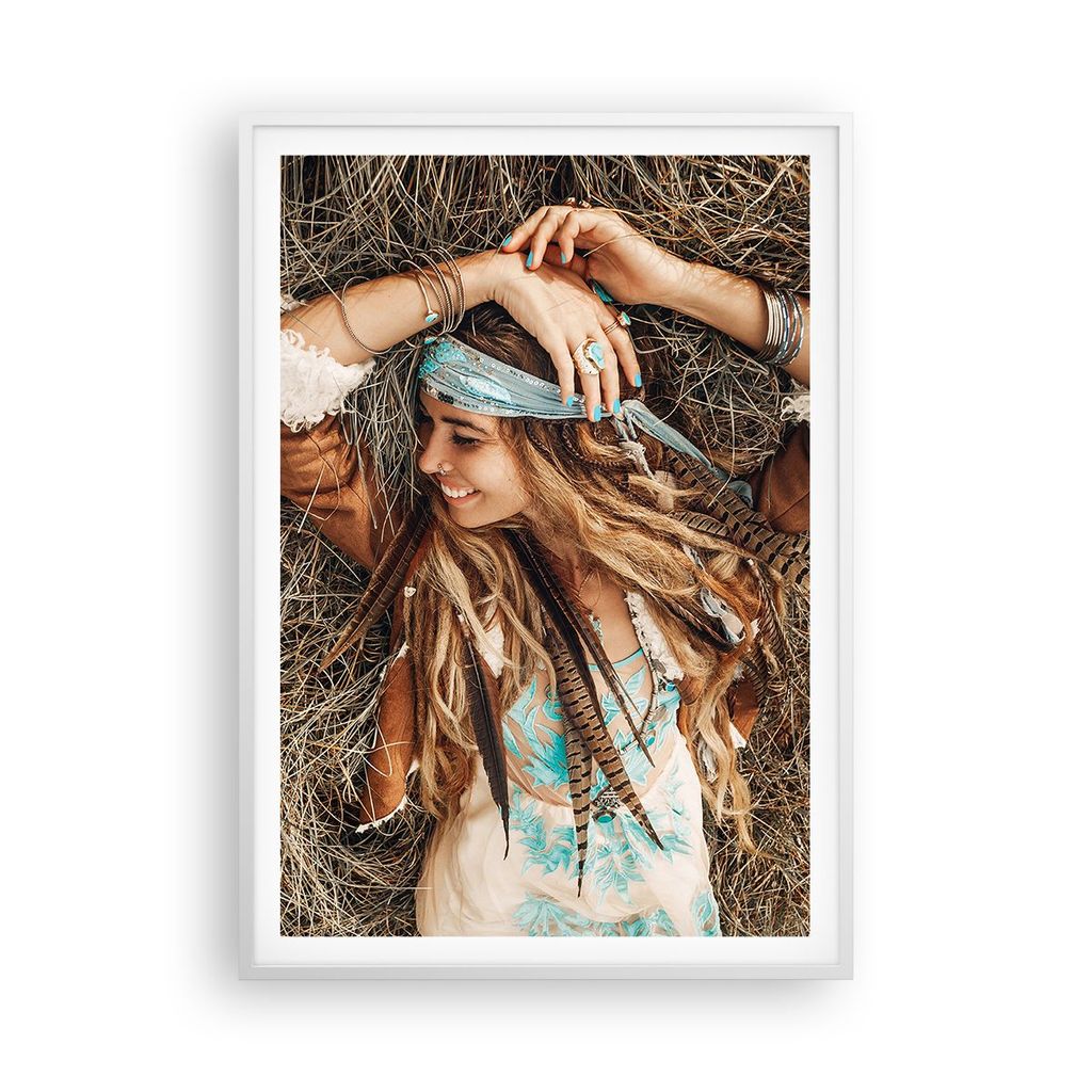 Gerahmtes Poster - Weißer Rahmen - Hippie Frau Gras - 70x100 cm - Wand Bild - Wanddeko - Wandbilder - Kunstposter - Wandposter - Bilderrahmen - Bi...