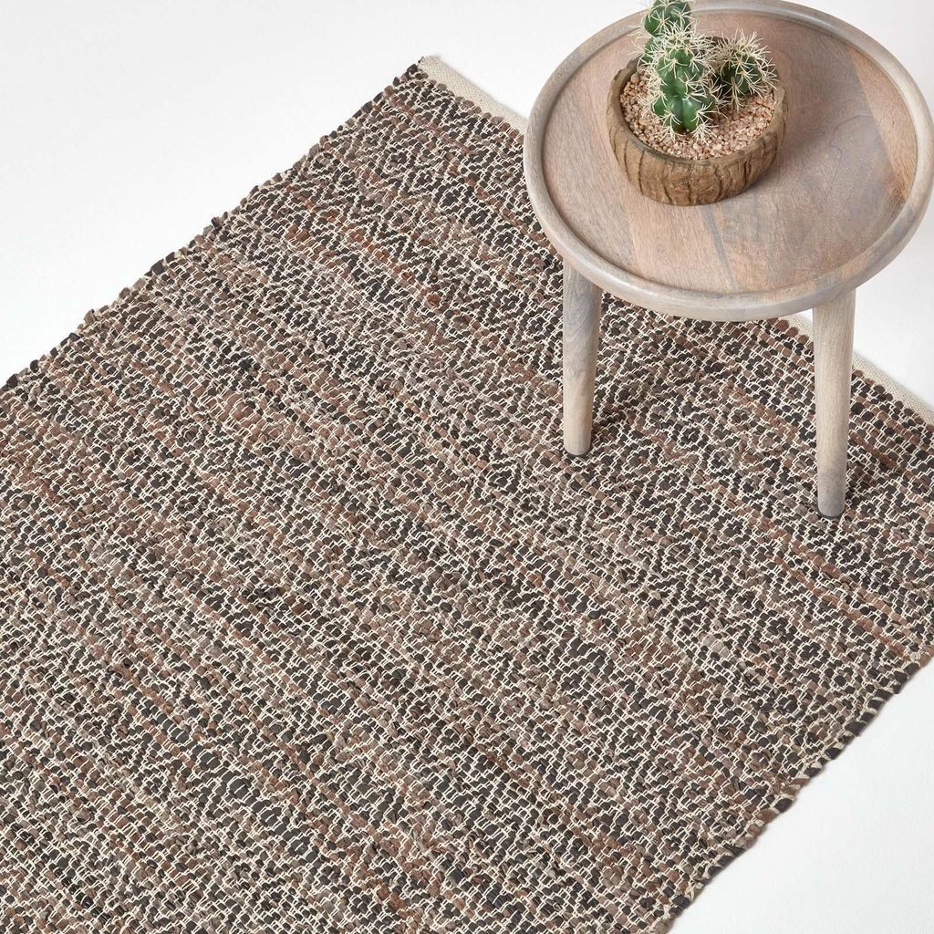 Homescapes Teppich aus 100% recyceltem Leder, geometrischem Rautenmuster, braun, 120 x 180 cm