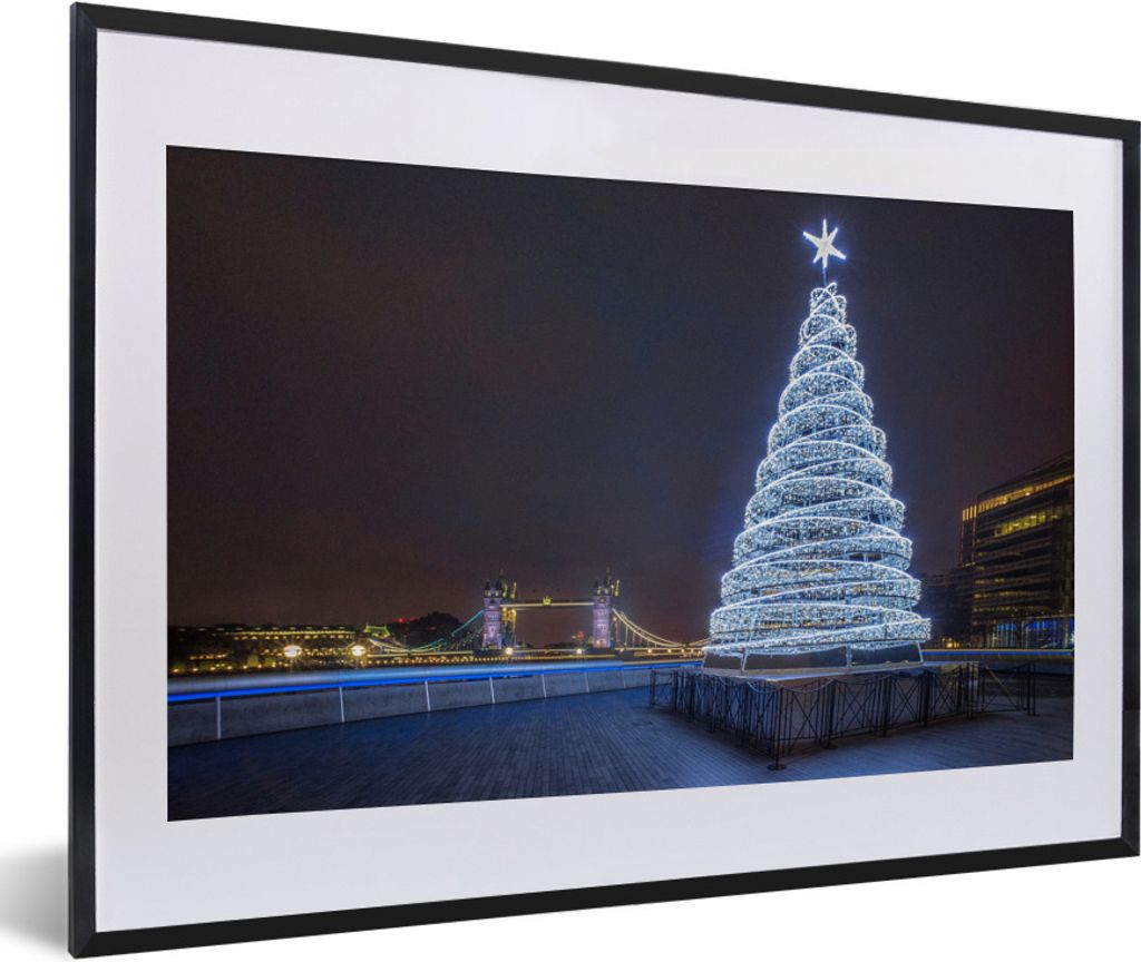 MuchoWow Gerahmtes Poster Ein beleuchteter Weihnachtsbaum an der Tower Bridge in England 60x40 cm - Poster mit Schwarzem Bilderrahmen Wandposter ...