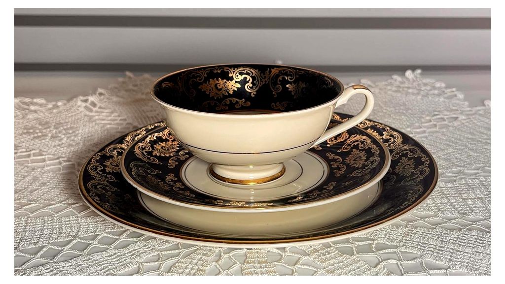 3-teiliges Porzellanset. Schwarze Tasse, Untertasse und Kuchenteller mit hochwertiger Vergoldung.