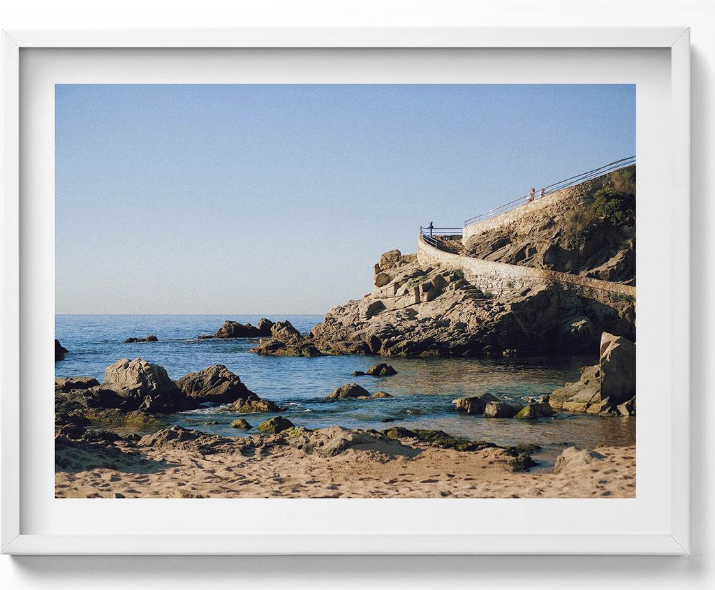 Strand an der Costa Brava– Wandbild mit Rahmen – Gerahmtes Bild – Wanddekoration – 80x60 cm – Weiß Rahmen