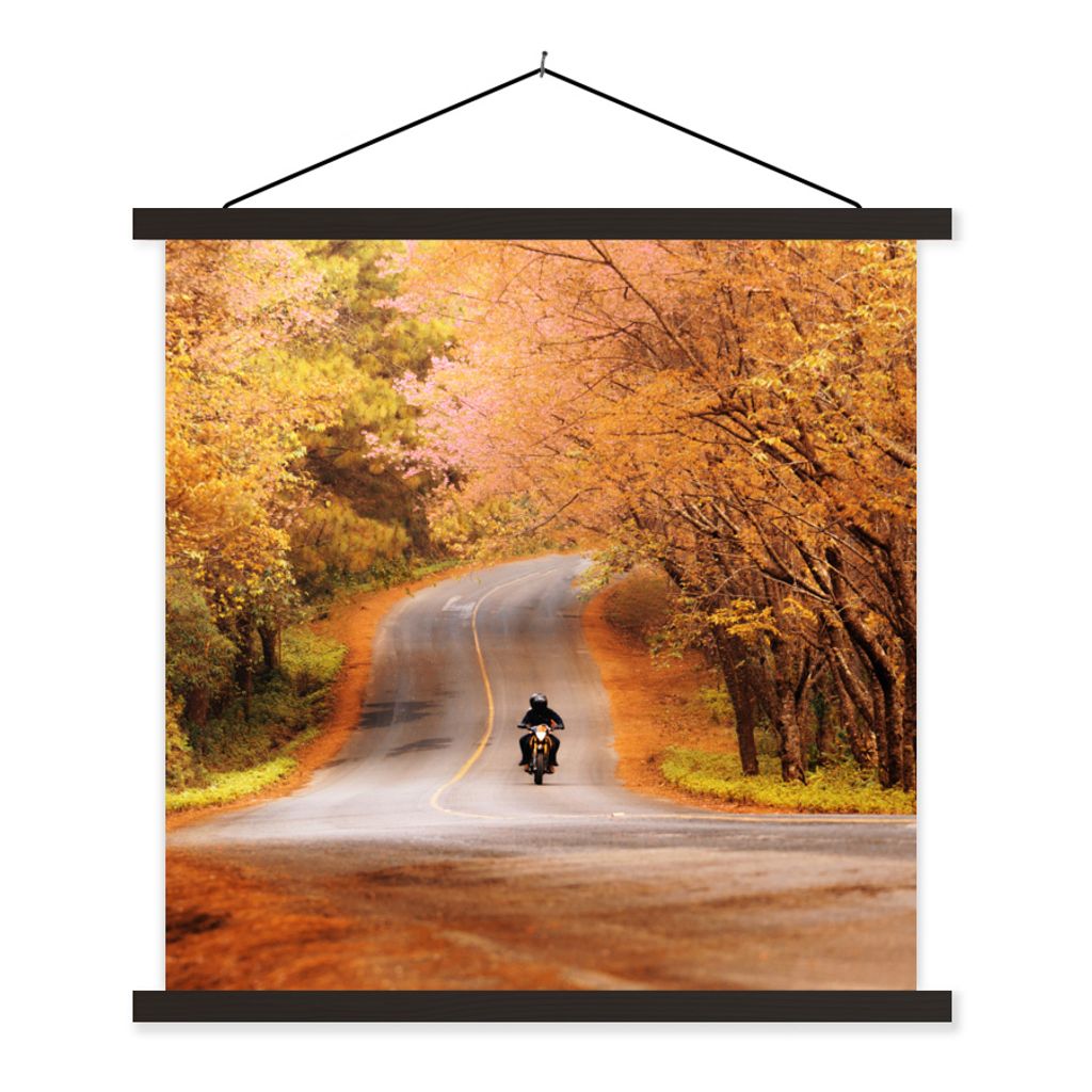 MuchoWow Textilposter Motorrad zwischen Herbstbäumen 60x60 cm mit schwarzem Rahmen - Posteraufhänger