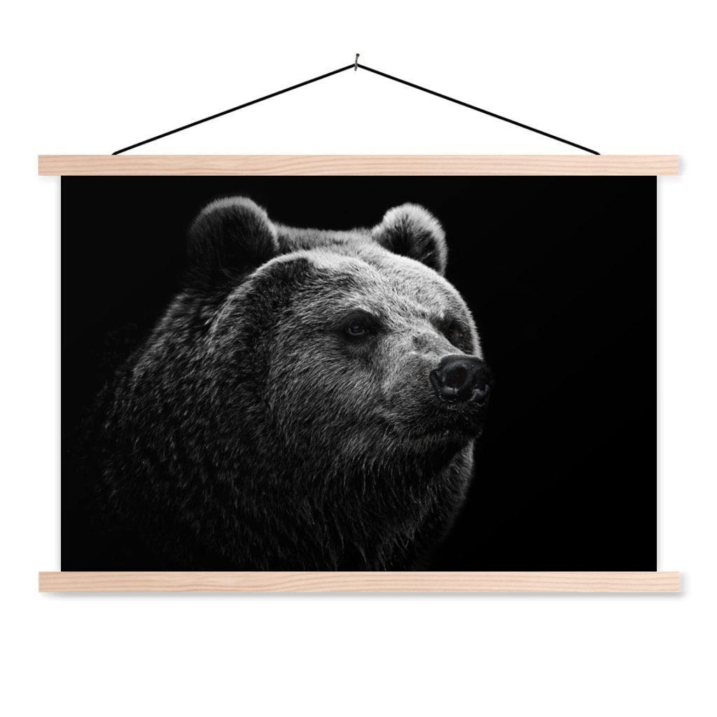 MuchoWow Textilposter Kamtschatka-Bär auf schwarzem Hintergrund in schwarz und weiß 60x40 cm mit holzfarbenen Rahmen - Bilder