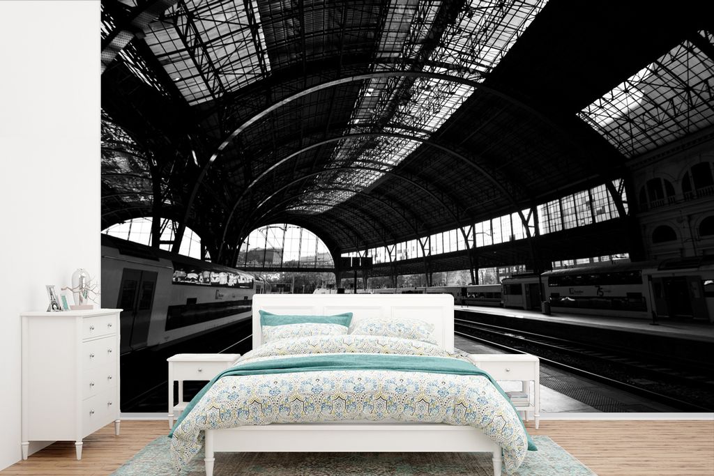 MuchoWow Fototapete für Wohnzimmer oder Schlafzimmer Wandtapete Vinyl Motivtapete Schwarz-Weiß-Fotografie eines Bahnhofs in Barcelona - 525x350...