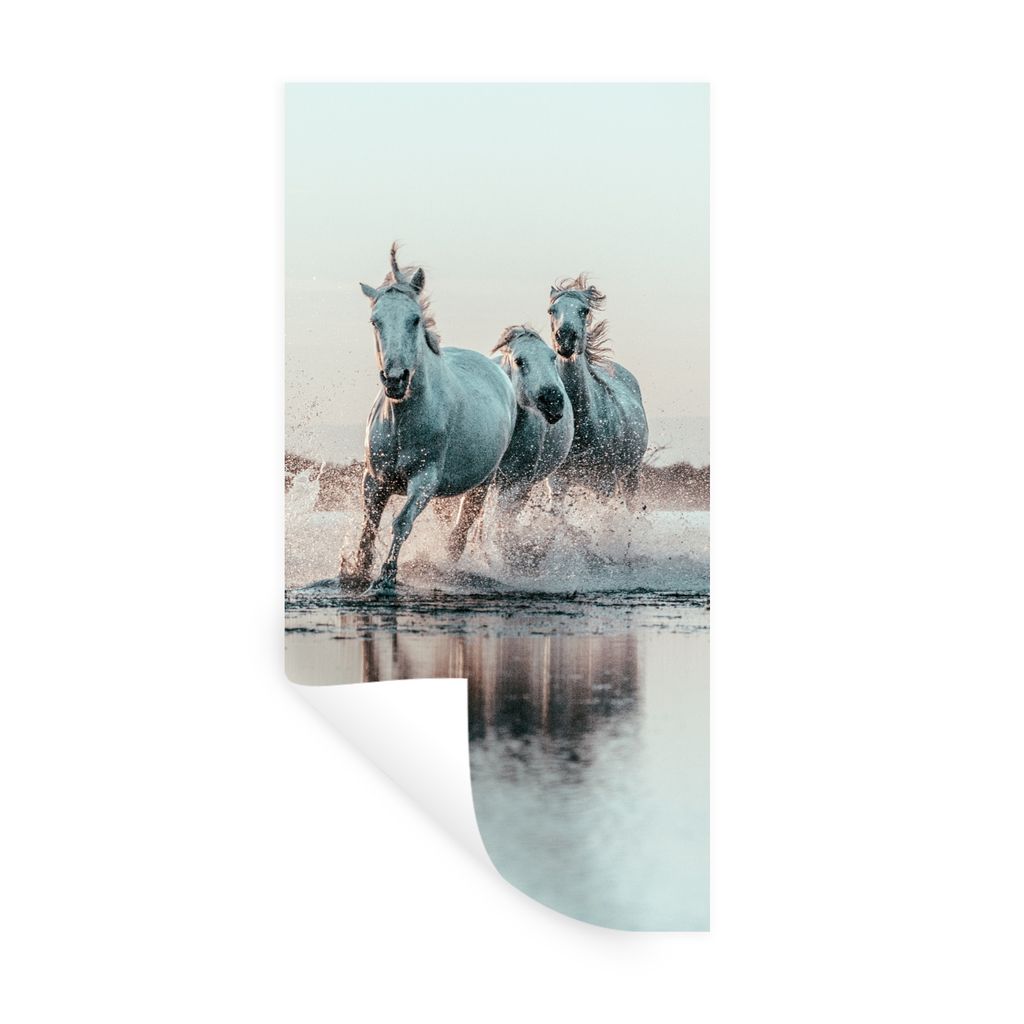 MuchoWow Wandtattoo Wandsticker Wandaufkleber Wilde weiße Pferde galoppieren durch das Wasser in der Camargue 20x40 cm Selbstklebend und Reposit...
