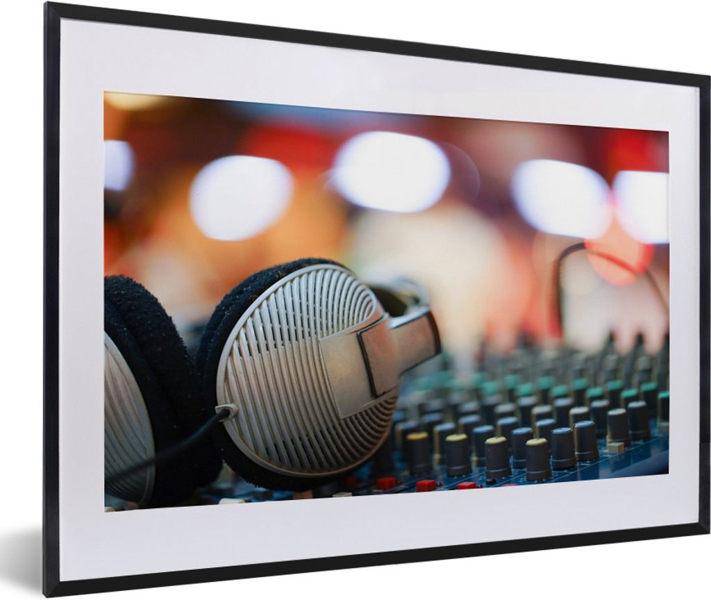 MuchoWow Gerahmtes Poster Kopfhörer an einem Mischpult 60x40 cm - Poster mit Schwarzem Bilderrahmen Wandposter Rahmen Foto Bilder - Schlafzimmer...