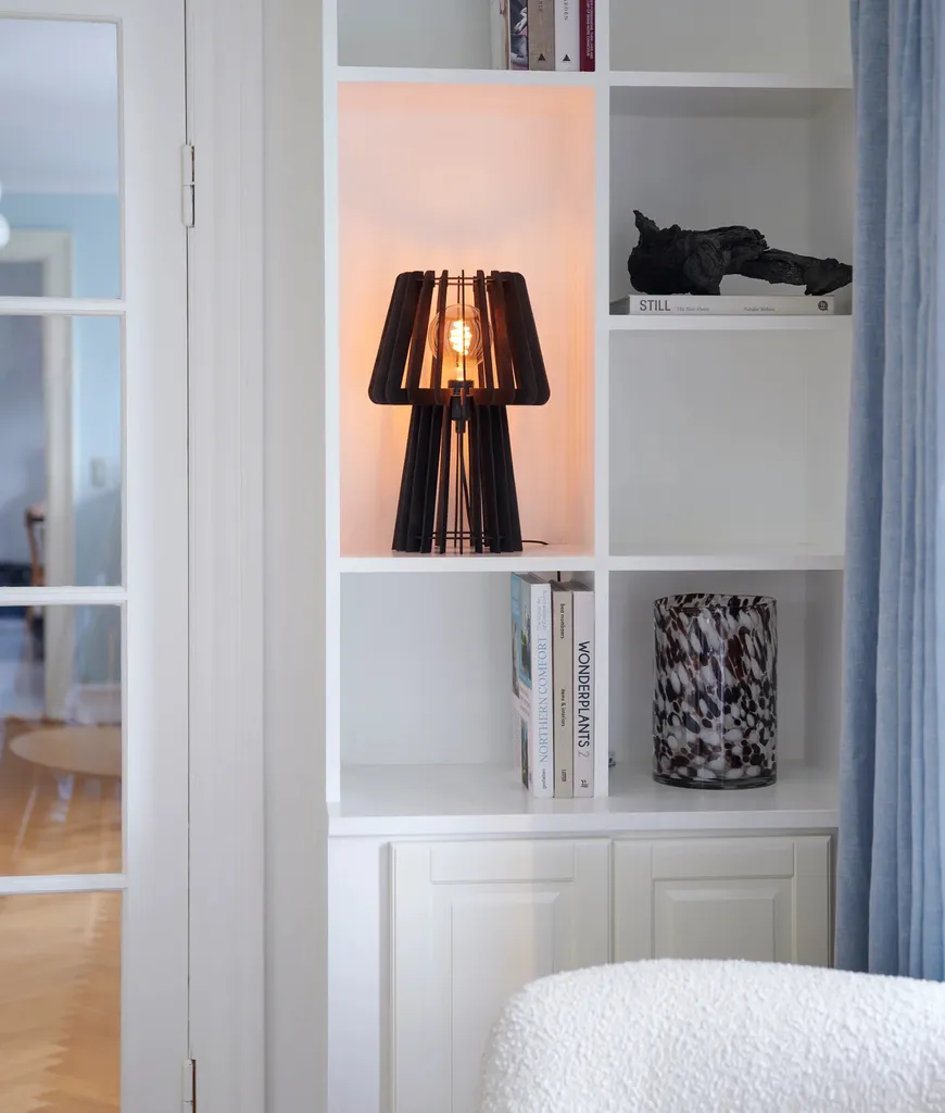 Lampe de table en bois noir ajouré au design scandinave moderne