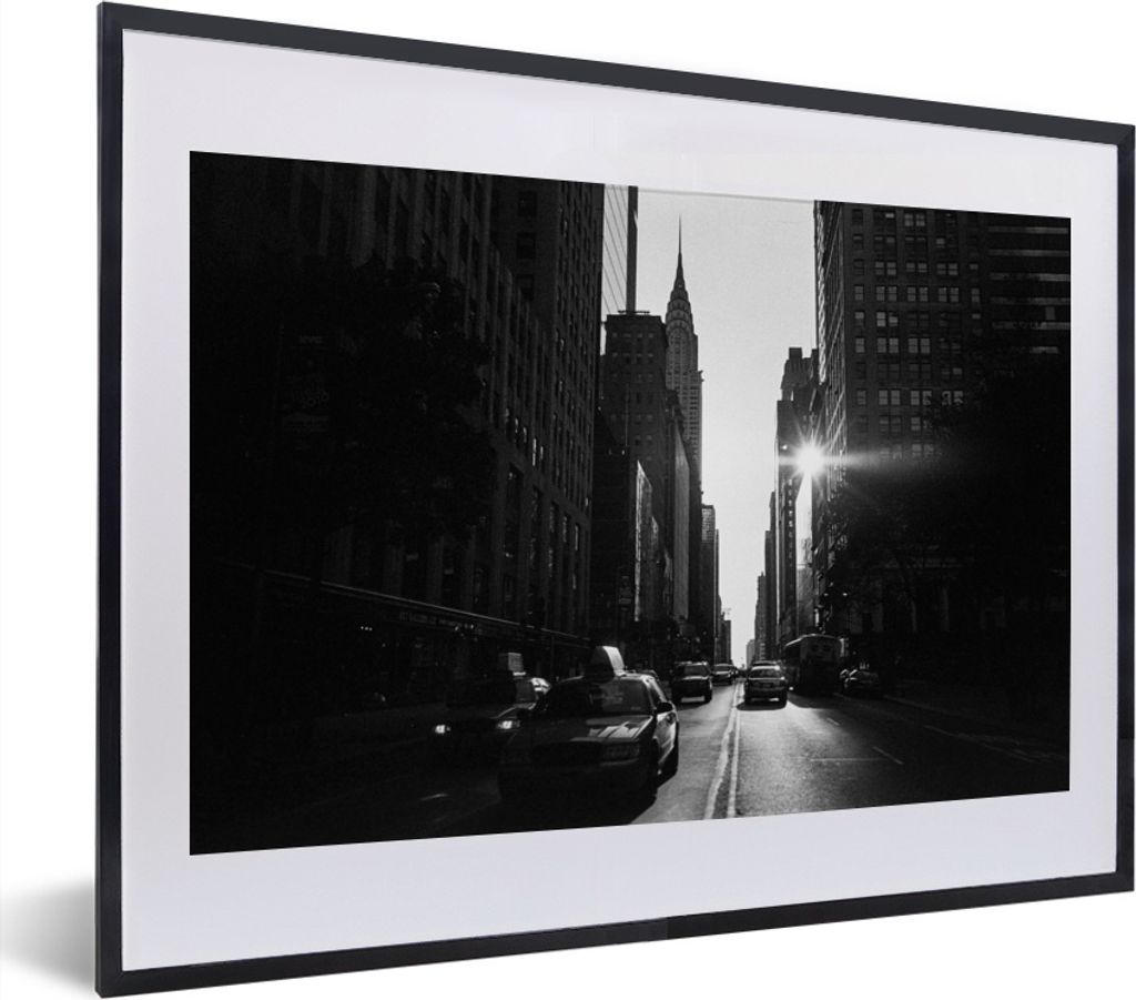 MuchoWow MuchoWow Gerahmtes Poster Eine ruhige Straße in New York in Schwarz und Weiß 40x30 cm - Poster mit zchwarzem Bilderrahmen - Bilderra...