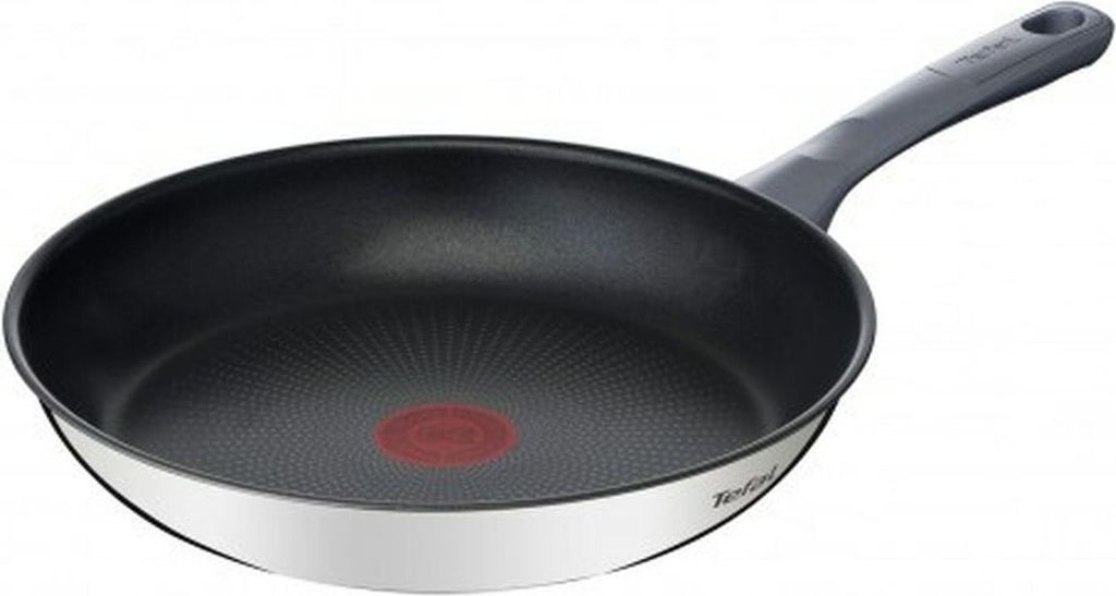 A studio shot of a frying pan against a white background.