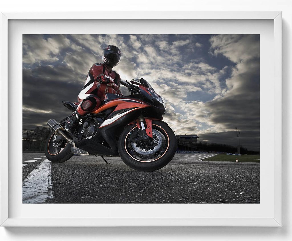 Mann auf einem Motorrad– Wandbild mit Rahmen – Gerahmtes Bild – Wanddekoration – 80x60 cm – Weiß Rahmen