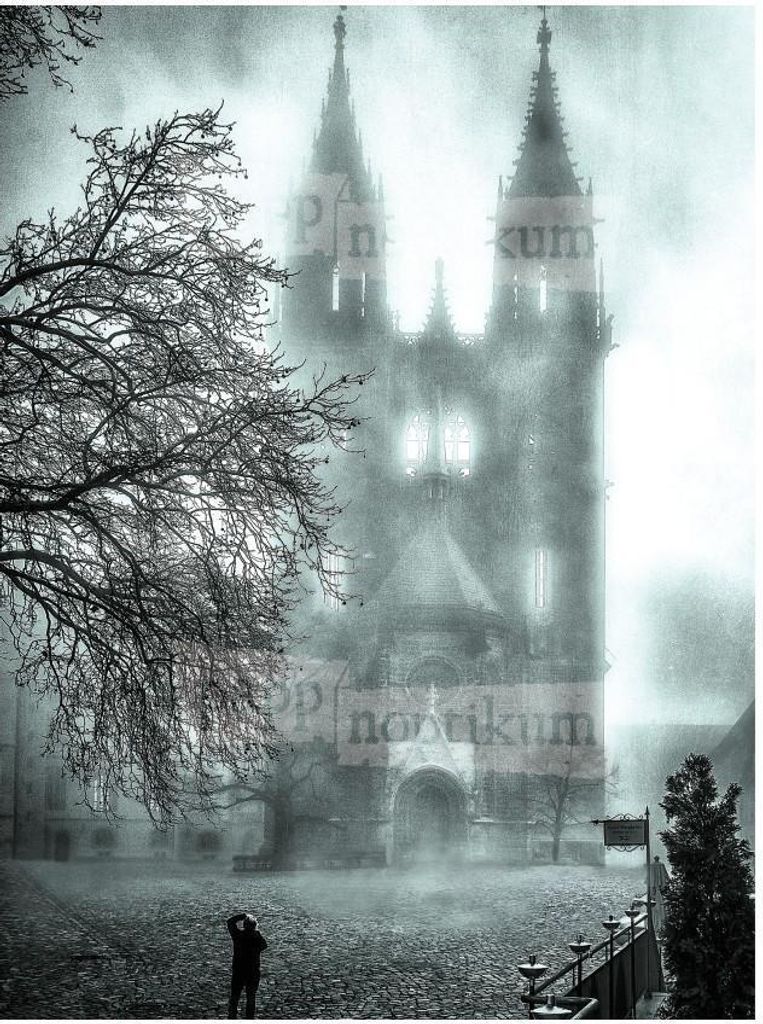 Adventskalender mit mystischem Dom-Motiv und architektonischen Details