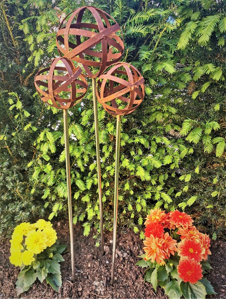 3er Set Rosenkugel Geflecht 25/15/15 cm mit Stab 80 cm Cortenstahl Geflechtkugel