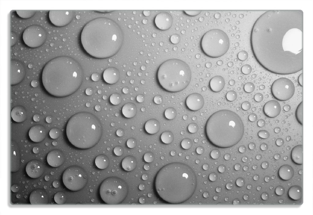 Wallario Frühstücksbrettchen aus Glas 20 x 30 cm mit rutschfesten Füßen, Motiv Wassertropfen in schwarz weiß