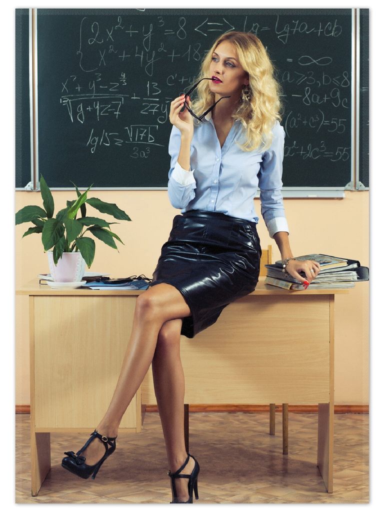Wallario Premium Teppich, Größe 50 x 70 cm, Sexy blonde Lehrerin in Schule vor Tafel mit langen Beinen und Brille