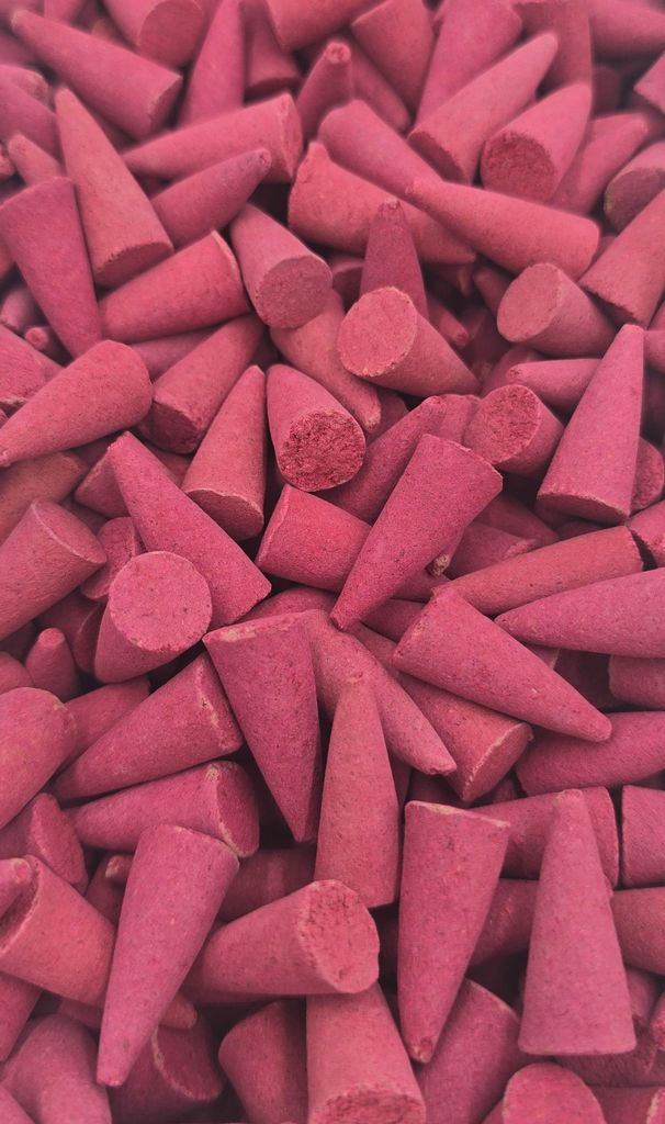 50 x Räucherkegel mit Mitternachtsrose Geruch aromatisch Produktbild 
