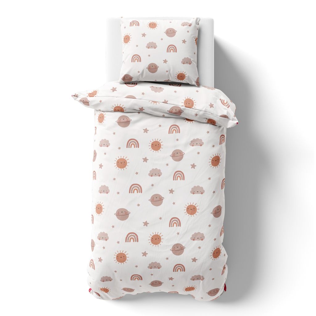 Kinderbettwäsche Boho Dreams 135x200 + 80x80 cm in 100 % Baumwolle in Renforcé, himmlisches Bettwäsche- Set mit Sonne, Regenbogen, Planeten, Wolke