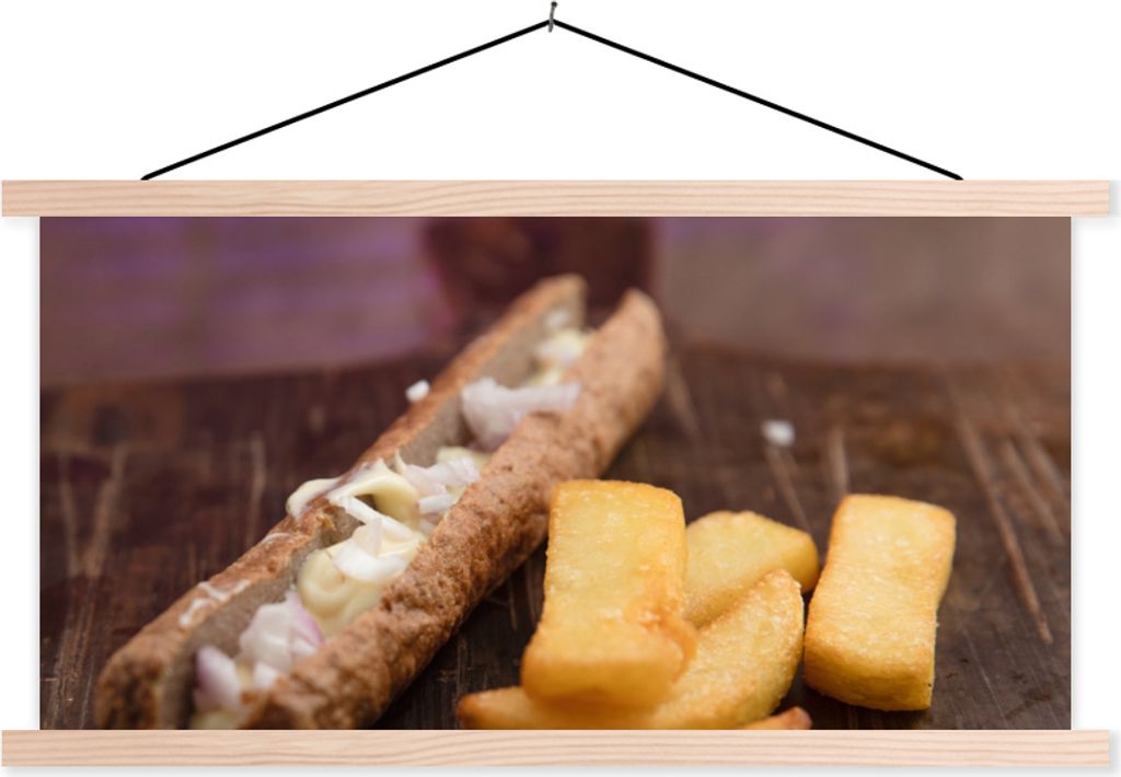 MuchoWow Textilposter Ein Frikandel mit kleinen Pommes frites auf einem Holzbrett 60x30 cm mit holzfarbenen Rahmen - Dekoration