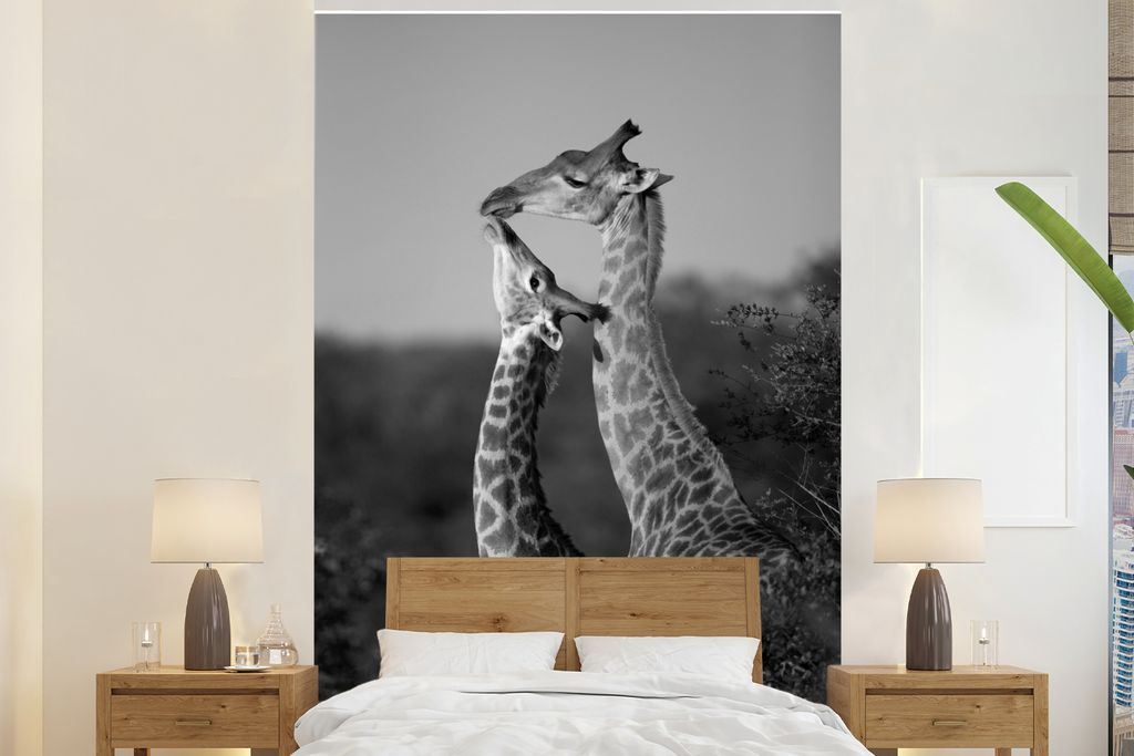 MuchoWow Fototapete für Wohnzimmer oder Schlafzimmer Wandtapete Vinyl Motivtapete Liebenswerte Baby-Giraffe - schwarz und weiß - 145x220 cm - W...