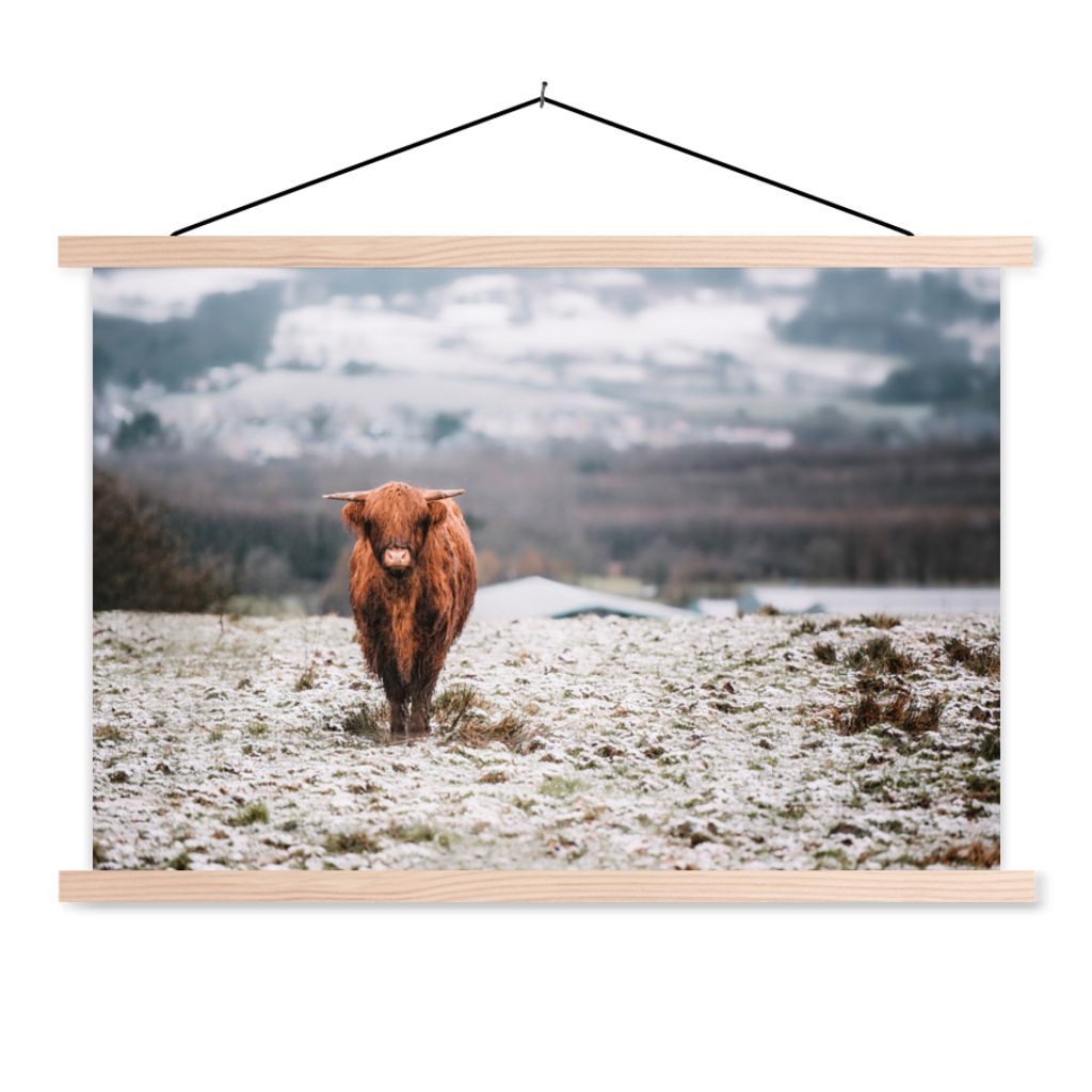 MuchoWow Textilposter Schottischer Highlander - Schnee - Berg 120x80 cm mit holzfarbenen Rahmen - Aufhängeset