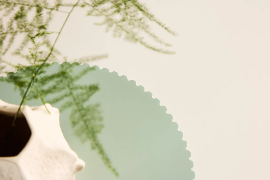Petite table d'appoint Lenox vert clair gain de place pour studio étroit