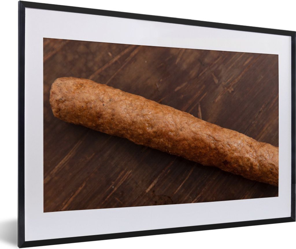 MuchoWow Gerahmtes Poster Ein leckerer Frikandel auf einem hölzernen Hintergrund 60x40 cm - Poster mit Schwarzem Bilderrahmen Wandposter Rahmen ...
