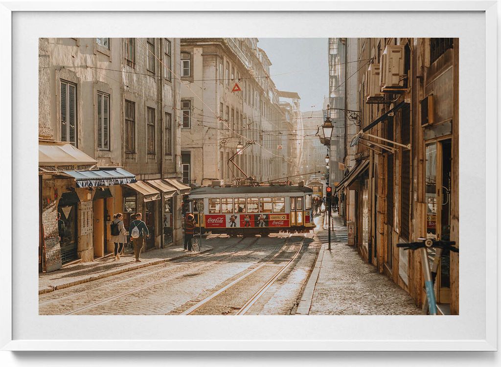 Blick auf Lissabon und Straßenbahn– Wandbild mit Rahmen – Gerahmtes Bild – Wanddekoration – 100x70 cm – Weiß Rahmen