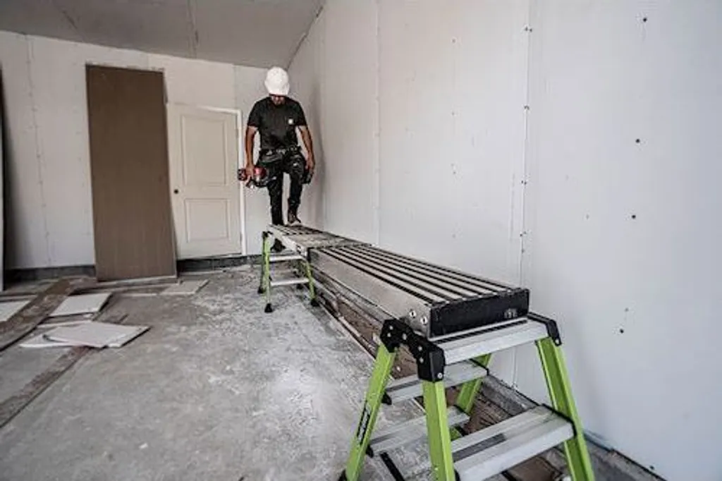 Échafaudage pour peinture et rénovation réglable de 6 à 9 pieds gris