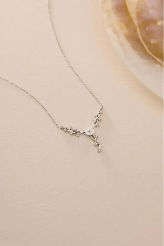 Collier fleur de magnolia en argent rhodié pour mariage et soirées chic