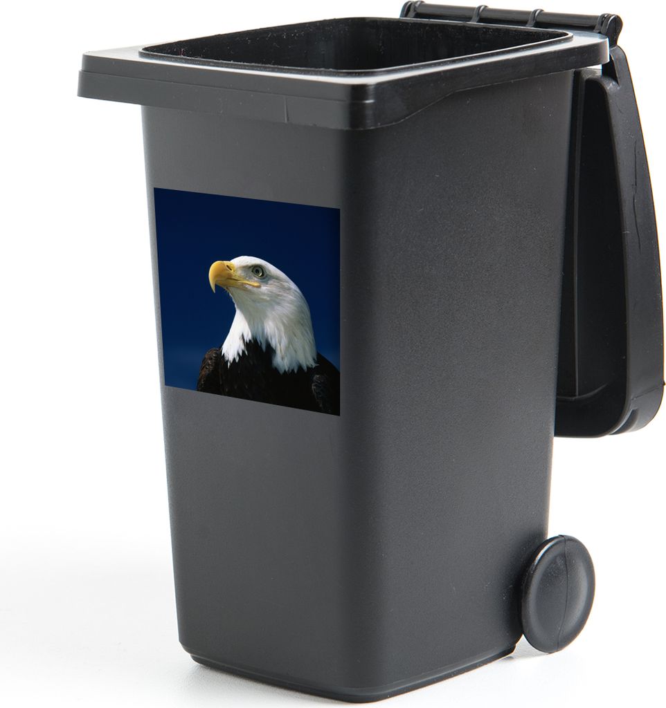 MuchoWow Mülltonnenaufkleber Ein Weißkopfseeadler schaut in einen blauen Himmel 40x40 cm - Abfall-Aufkleber - Container - für Abfallcontainer