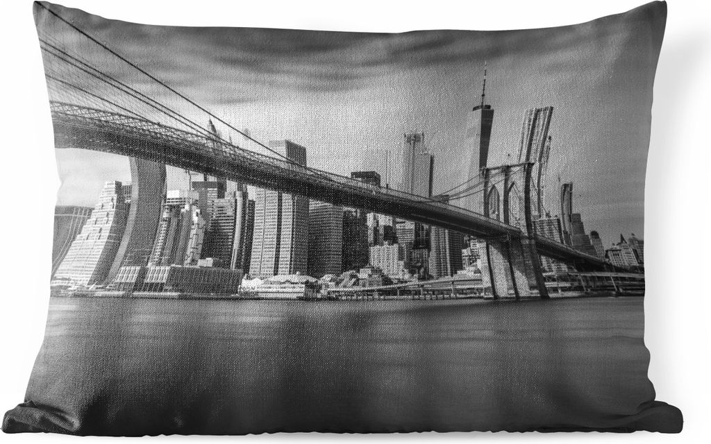 MuchoWow Outdoor Kissen - Architektur - New York - Brooklyn Bridge - Wasser - Schwarz und weiß - 50x30 cm - Wetterfest - Lounge Kissen - Sofa ki...