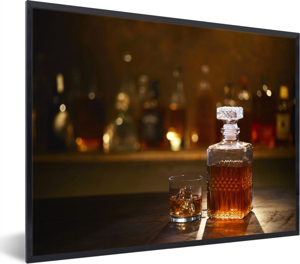 MuchoWow Gerahmtes Poster Eine Flasche Whiskey auf einer Bar 40x30 cm - Poster mit Schwarzem Bilderrahmen Wandposter Rahmen Foto Bilder - Kunstpo...