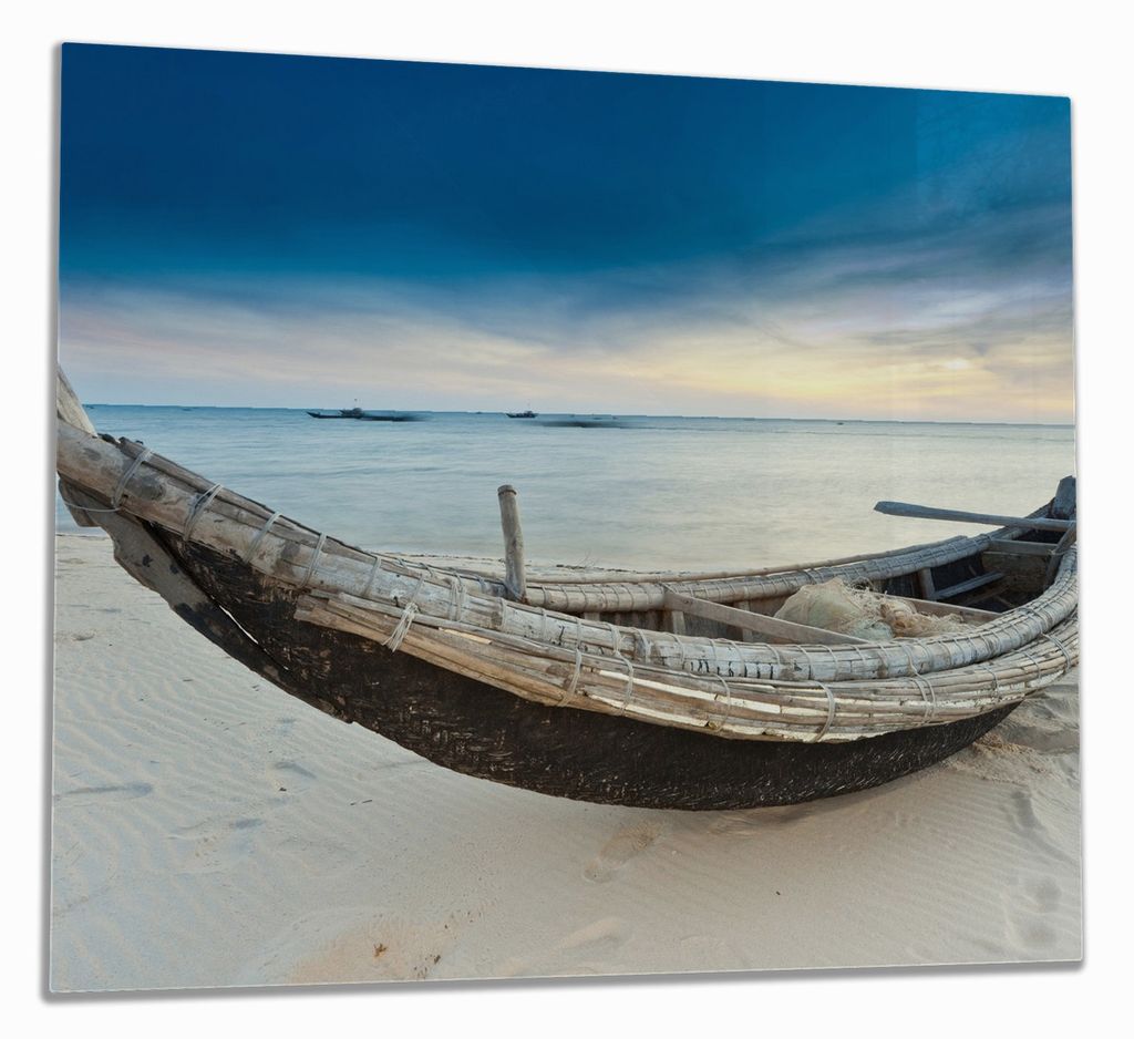 Wallario Herdabdeckplatte aus Glas, Größe 60 x 52 cm 1-teilig, Motiv Fischerboot am Strand mit Sonnenuntergang