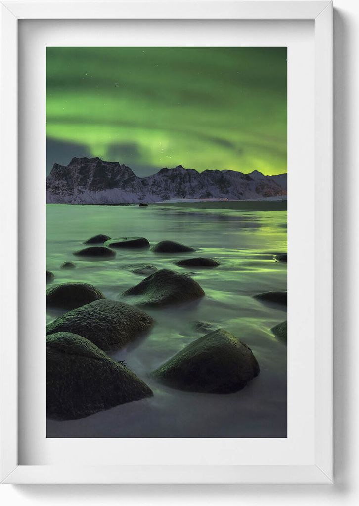 Nordlicht - grüne Landschaft– Wandbild mit Rahmen – Produktbild 