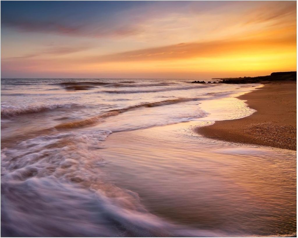 Wallario Poster - Sonnenuntergang am Strand - Abendspaziergang, Kunstdruck Größe: 40 x 50 cm