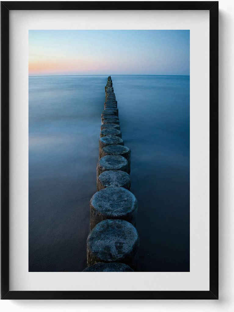 Holzpfähle im Meer– Wandbild mit Rahmen – Gerahmtes Bild – Wanddekoration – 50x70 cm – Schwarz Rahmen