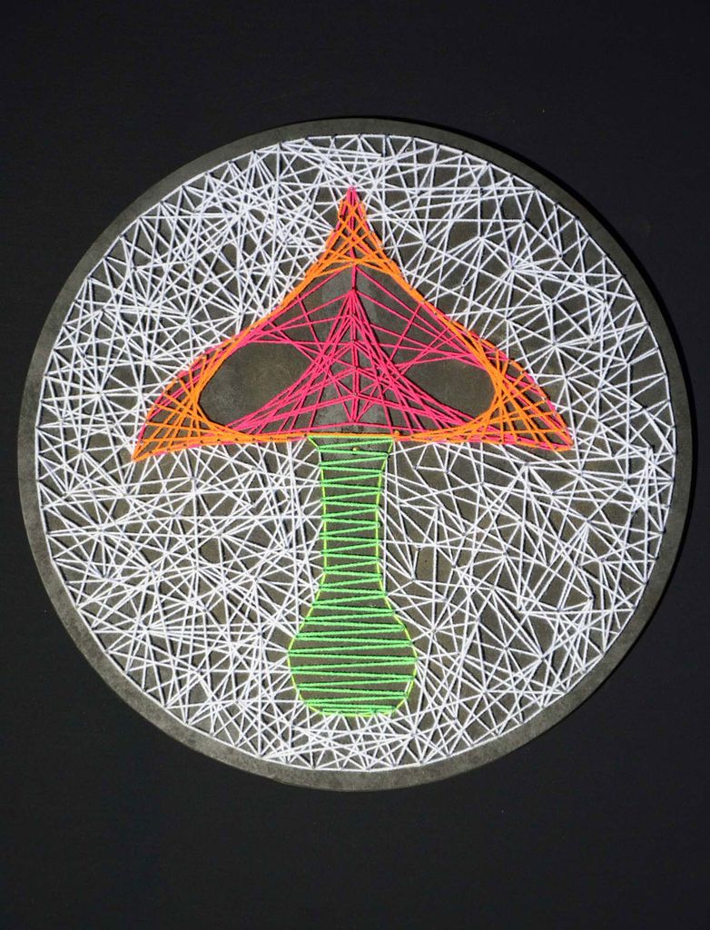 PSYWORK Schwarzlicht 2D StringArt Kreis "Fluo Mushroom", 40cm