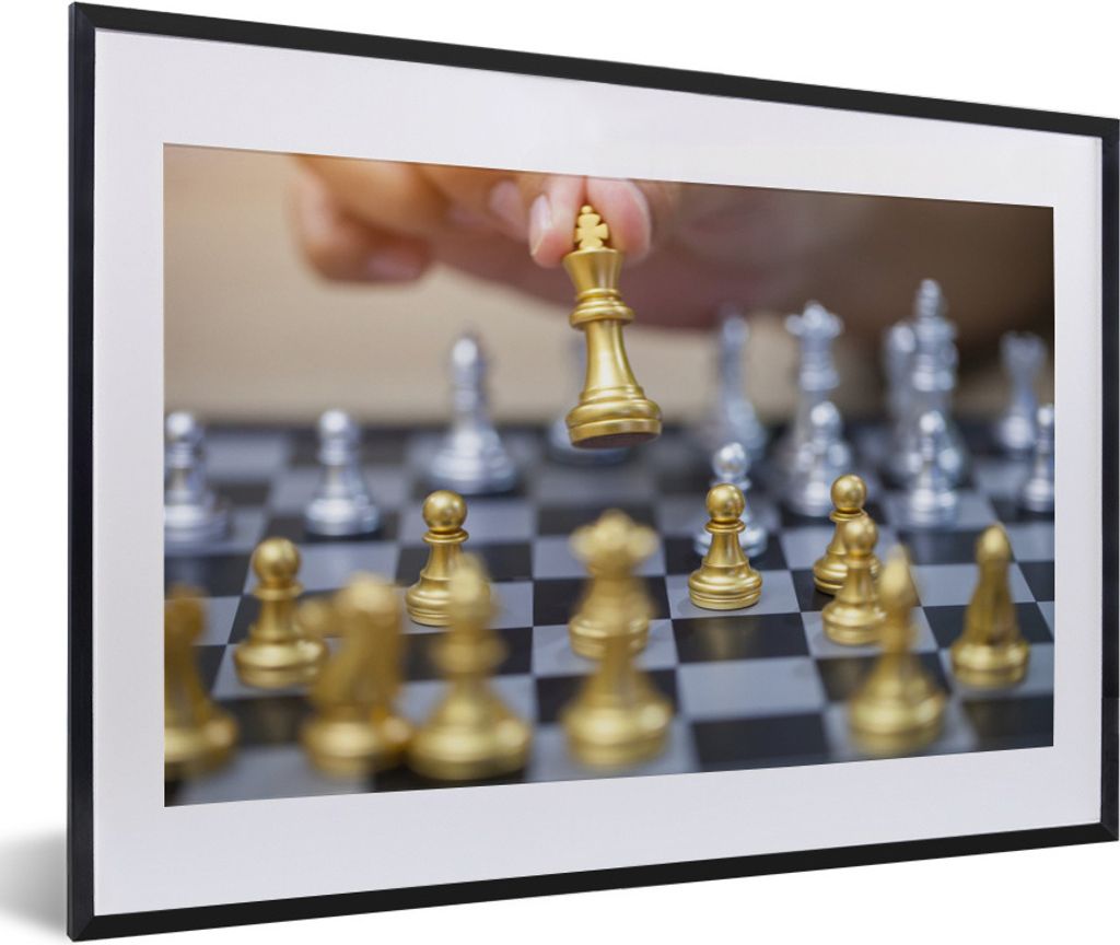 MuchoWow Gerahmtes Poster Der Schachspieler macht einen Zug 60x40 cm - Poster mit Schwarzem Bilderrahmen Wandposter Rahmen Foto Bilder - Schlafzi...