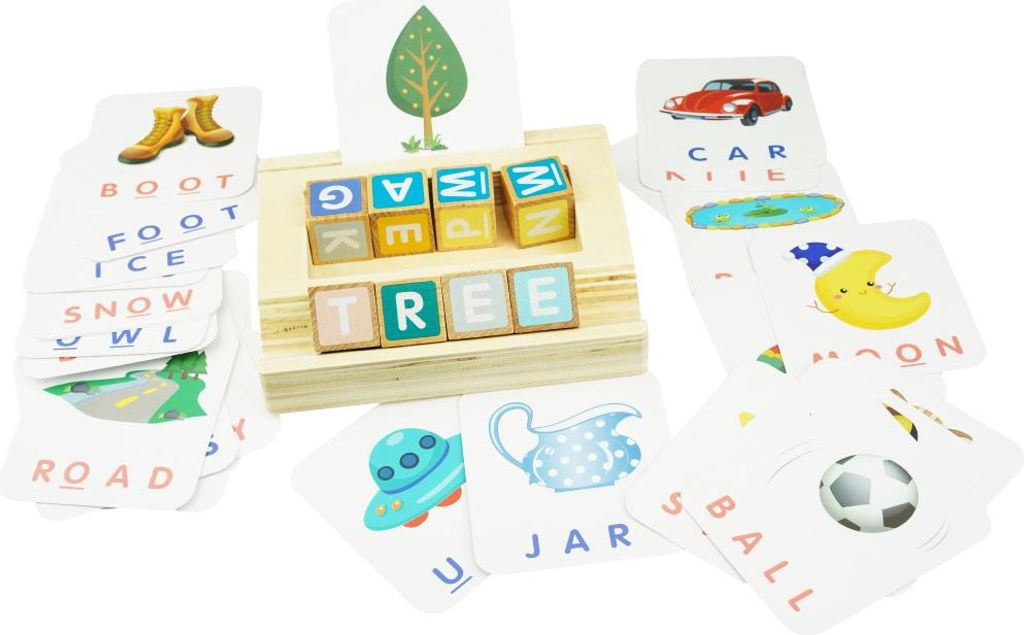 Sprachkarten zum Anordnen von Buchstaben und Wörtern auf einem hölzernen Buchstabierständer
