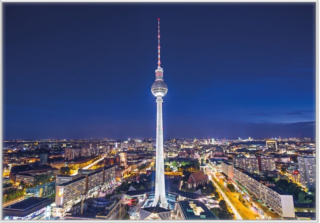 Wallario Wandbild Fernsehturm Berlin bei Nacht, Größe: 70,30 x 100,30 cm, Poster mit weißem Kunststoffrahmen