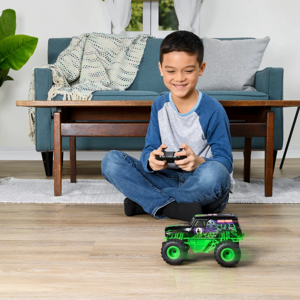 Grave Digger RC 1:24 Monster Jam : Voiture Télécommandée Anti-Interférence - 3