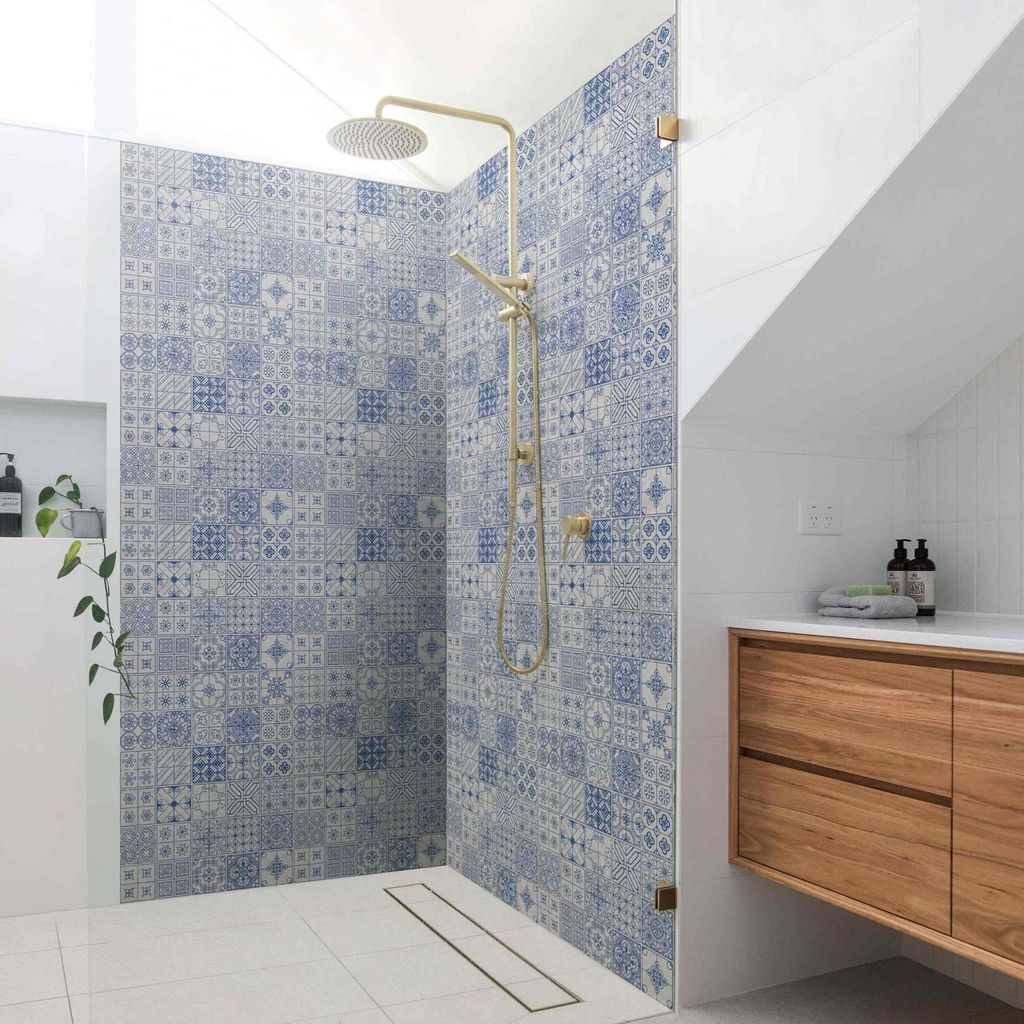 Duschrückwand mit Motiv selbstklebend - 0.61 mm Wandpaneel wasserfest Design blau Fliesenoptik Illustration Badrückwand fugenlos Premium matt 80...