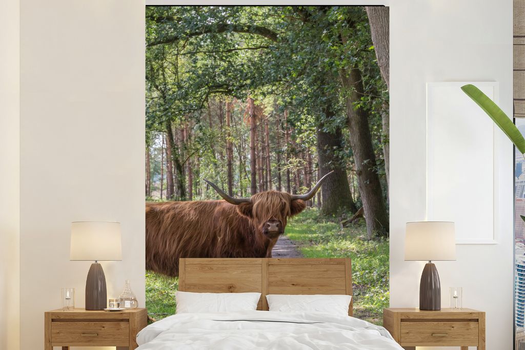 MuchoWow Fototapete für Wohnzimmer oder Schlafzimmer Wandtapete Vinyl Motivtapete Schottischer Highlander - Kröte - Baum - 160x240 cm - Vinylta...